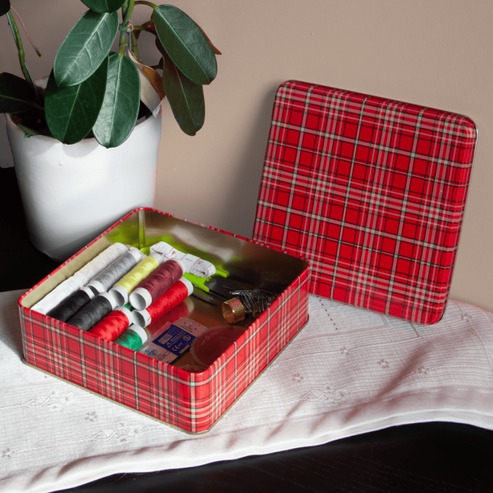 Sarkap Home Ekose Desenli Metal Çikolata Kutusu - Kırmızı